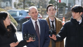 "협조" 몸 낮춘 쿠팡 로저스, 12시간 만에 조사 종료