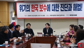 '빈곤 속 풍요'…국민의힘, 텃밭 후보만 북적