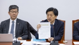 與 "3차 상법개정에 경영권 방어 장치? 코스피2500 가자는 것"