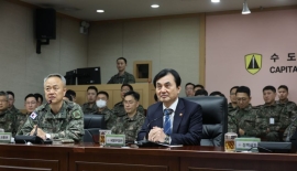 안규백 장관, 주한미군사령관에 항의…서해 미중 전투기 대치 관련