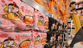 [주末머니]불닭의 인기가 끝이 없네…K푸드 성장주 주목