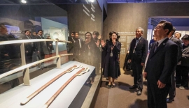 국중박 방문한 李대통령 부부, '우리들의 이순신' 관람…시민과 '셀카'