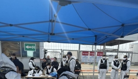 무안 제주항공 참사 유족 "사고 현장서 유해 추정 물체 10여점 발견"