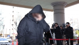 경찰, '약물운전 포르쉐 운전자' 공범 병원장 구속 송치