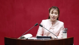 김예지, '점자판' 짚으며 17시간 35분 필리버스터…여야 모두 격려