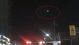 "번쩍하며 하늘서 큰 물체 떨어져"…한밤중 목격담 '떠들썩'