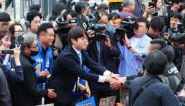 부산 구포시장 찾은 하정우 "늦게와 죄송…북구 살리겠다"