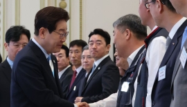 李 대통령 지지율 64%로 하락…"고유가 지원금 탓"