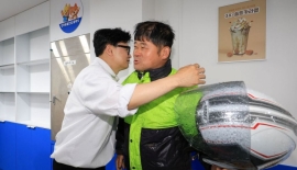 [포토] 부산 북구 주민과 포옹하는 한동훈 전 대표