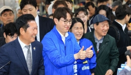 구포시장 찾은 與 "끝까지 겸손하게" 하정우 "초심잃지 않겠다" 