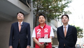 '3.5평' 대학생 자취방 찾은 오세훈·이준석·김정철, '2030 민심 잡기'