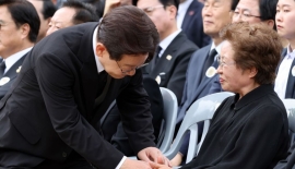 李대통령 만난 文, "국민성장펀드 가입 놓쳤다" 농담에 화기애애