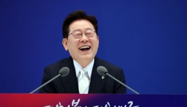 흰색 '초심 넥타이' 맨 李대통령…회견장 곳곳에 '대체불가 대한민국'