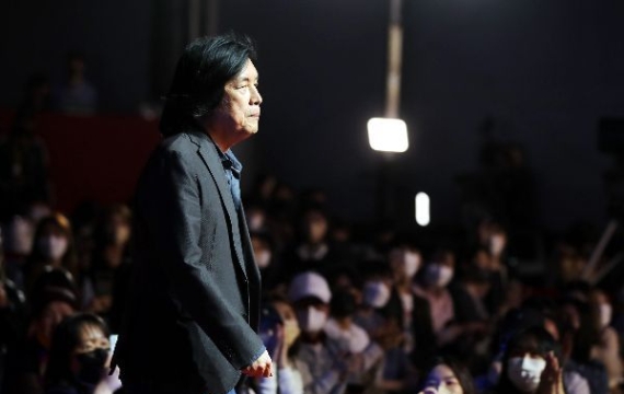 [단독]이창동 감독 7년 만에 메가폰…전도연·설경구·조인성 합류