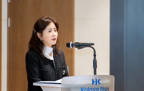 [막오른 2세 경영]③피보다 진한 기업가치?…콜마 남매의 건기식 쟁탈전