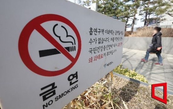 새해가 와도 꿈쩍 않는 흡연자…금연 다짐, 20년 새 최저 수준