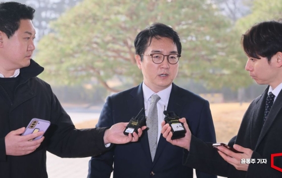검찰총장·전 민정수석 통화 논란…대검 “사건 관련 연락 아냐”