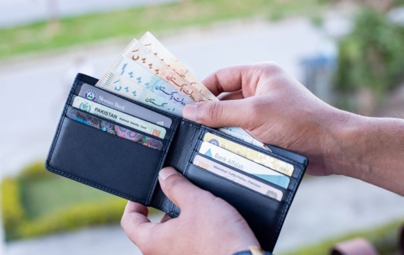 "시대 뒤처지는 결제 방식"…美 Z세대, '현금' 기피하는 이유[세계는Z금]