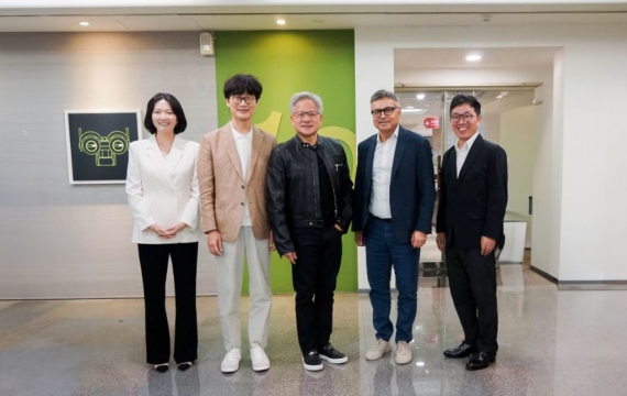 젠슨 황 만난 네이버 이해진, 소버린AI 결실…태국 LLM 구축