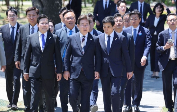 민주당 원내대표 후보 마감…김병기·서영교 '친명 양자 대결'