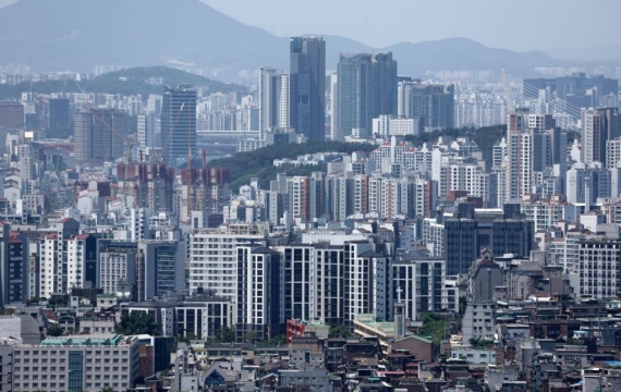 "금리인하기, 가계대출 규제 강화하면 집값 기대심리 억제"