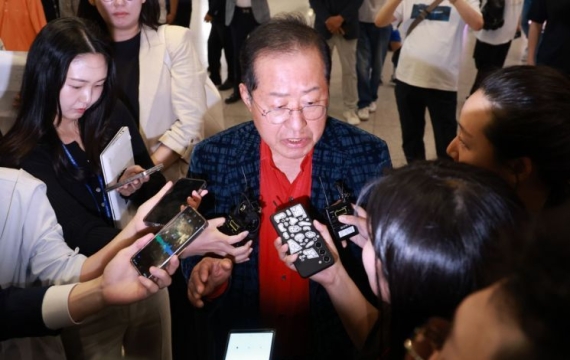 홍준표 "세상이 다시 부를 때까지 기다리겠다"…정계 복귀 여운?