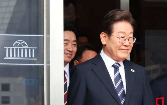 [폴폴뉴스]李대통령 첫 지지율 64%…87년 이래 역대 4번째