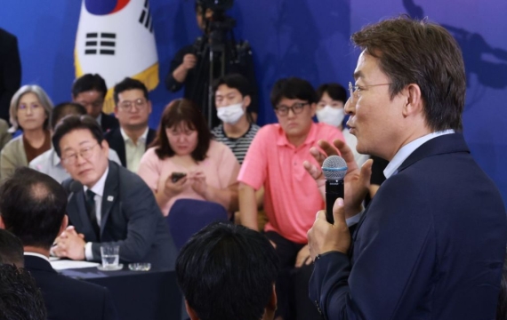 "이분이 그분, 대출규제 잘 하셨다"…李대통령에 공개칭찬 받은 금융위 사무처장