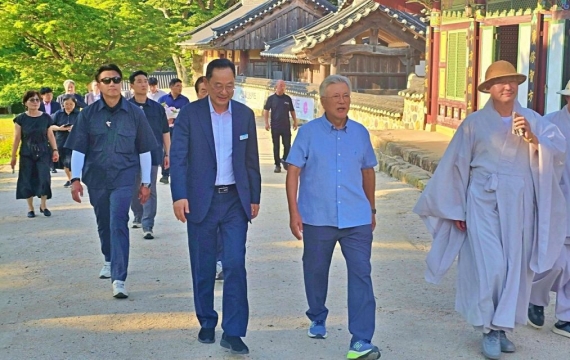 文 전 대통령, 여름휴가차 해남行…청년시절 고시방 방문