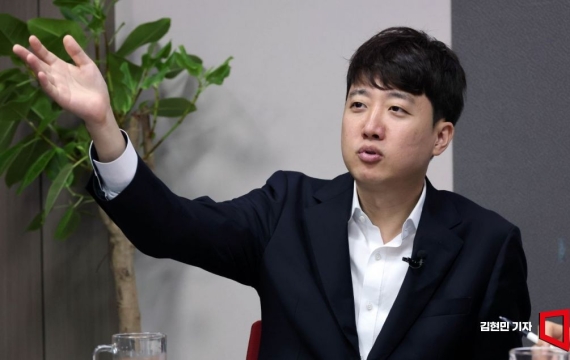 "대통령은 괜찮고 배우는 은퇴?"…이준석, 조진웅 논란 겨냥해 이재명 직격