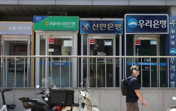 "한국이라는 선입견 때문" 해외 은행 주가 치솟는데…국내 은행株들은 잠잠, 왜[주末머니]