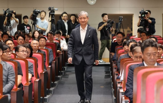 이찬진 금감원장 "금융소비자 보호 최우선 과제로 삼겠다"