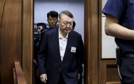 윤석열, '내란 우두머리' 재판 4개월 만에 출석…"의원 끌어내라" 증언한 곽종근 대면