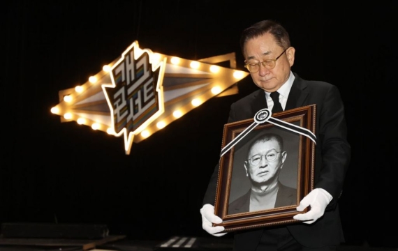 빗속에서 떠난 '1호 개그맨' 전유성, 영원히 잠들다