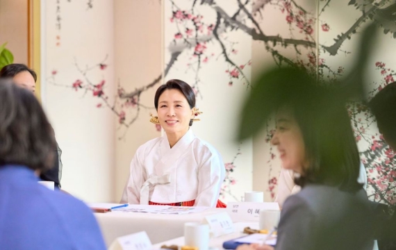 [경주APEC]김혜경 여사, 한복 디자이너들 만나 "한복은 대표적 K-컬처"