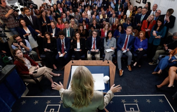 "입술이 기관총처럼 움직여"…'Z세대 보수' 그녀는 문고리 권력 [World Photo]