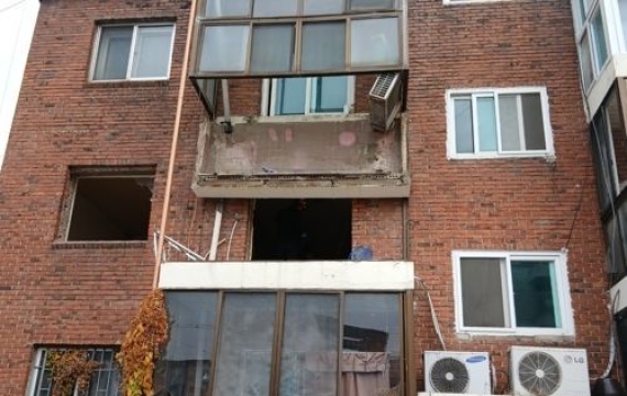 Balcony Collapses at Villa Under Remodeling... One Worker Killed