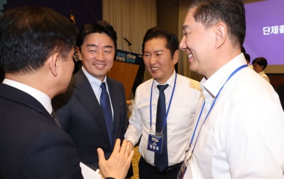 李대통령, 민주당에 "하나일 때 가장 강하다"…'원팀' 강조