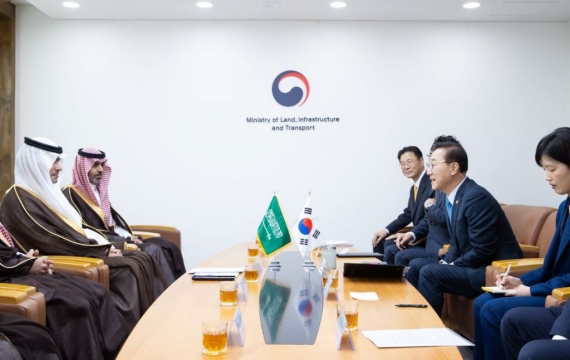 김윤덕 국토장관, '해외건설 1위' 사우디서 K건설 세일즈