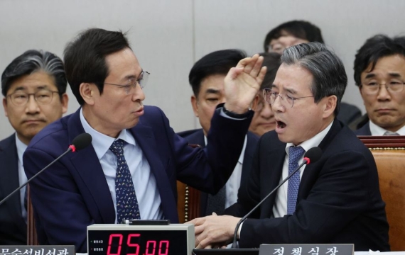 Blue House Aides' Local Election Bids Spark Clash: Opposition Says "Neglecting Duties" vs. Ruling Party Cites "Virtuous Cycle of Expertise"