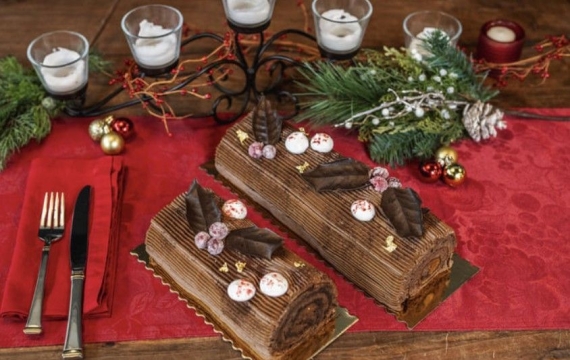 Must-Buy Foods for Christmas: Stollen and Chicken Fly Off the Shelves [Delicious Stories]