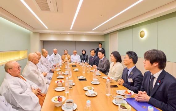 金여사, 불교계 송년 만찬 참석…"국민 마음 하나로 모으는 계기 되길" 