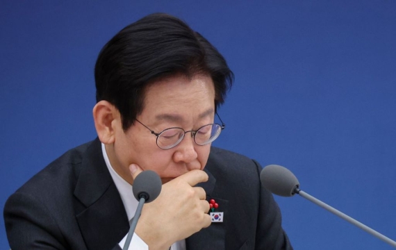 President Lee Holds First-Ever Live Work Briefing... Sharp Criticism on Jeonse Fraud, Drugs, and Personal Data