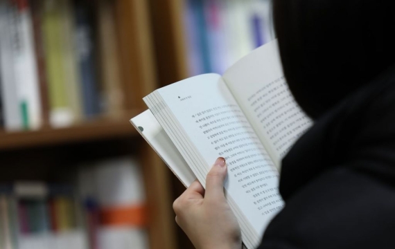성인 독서율 40% 붕괴…20대는 늘고 전자책이 종이책 앞질러 