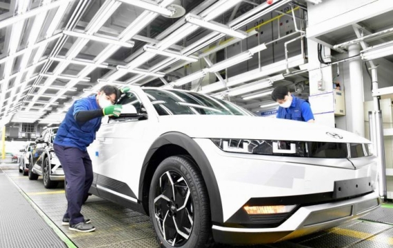 전기차 부진, 현대차 덮쳤다…울산 생산라인 20% 감축