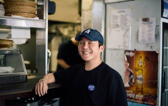 [단독]'조폭 논란' 조세호, 패션 브랜드 아모프레 문 닫는다…'손절'한 코오롱FnC