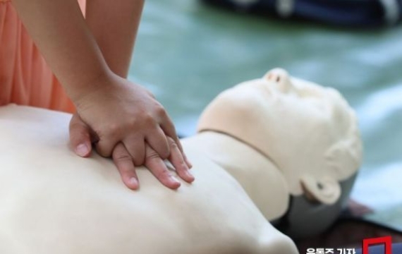 퇴근길 '6호선의 기적'…쓰러진 승객 구한 '백의의 천사'