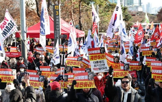 탄핵 1주년 서울 도심 '맞불 집회'…광화문·종로 일부 구간 전면 통제