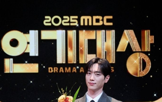 배우 서강준, 데뷔 12년 만에MBC 연기대상 영예