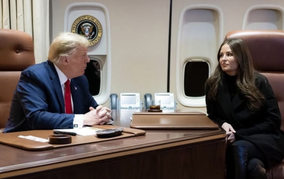 "가장 아름다운 사진작가"…트럼프 SNS 전략 실세 30세 보좌관 